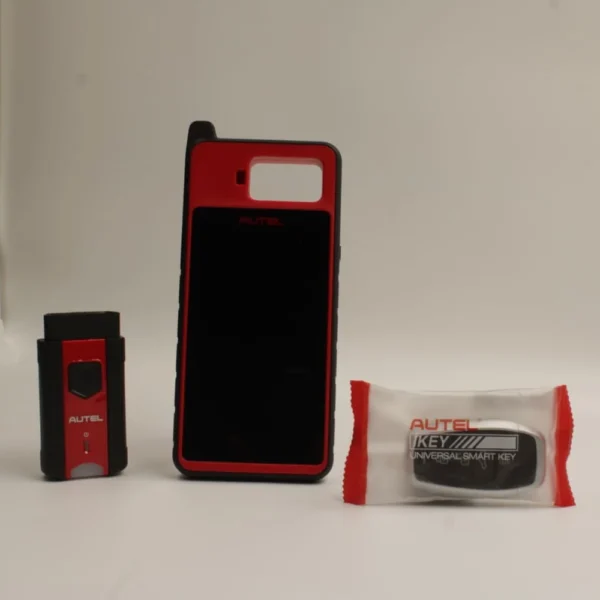 المكونات الأساسية لجهاز Autel KM100: الجهاز، محول VCI، ومفتاح ذكي.