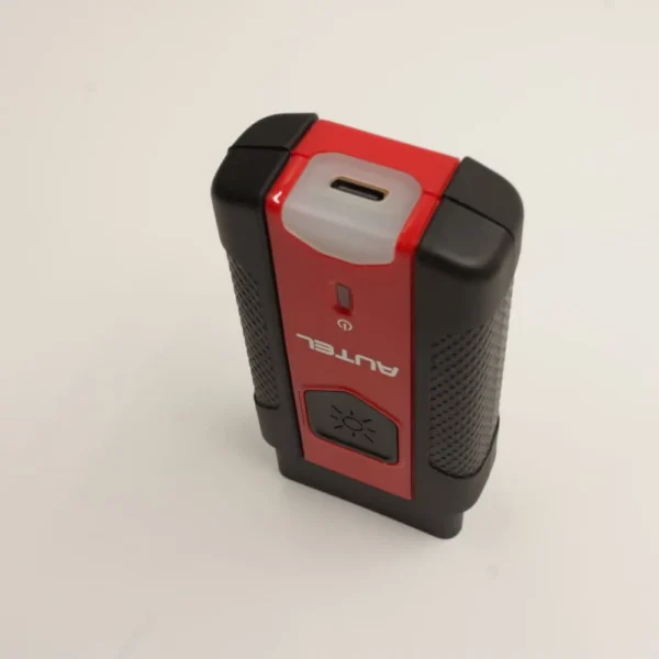 محول Autel VCI يظهر منفذ شحن أو توصيل USB-C لـ KM100.