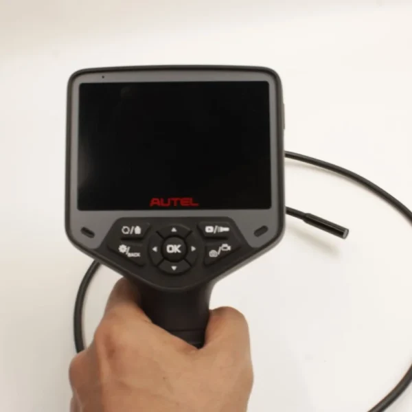 جهاز فحص السيارات Autel MV480 في يد المستخدم