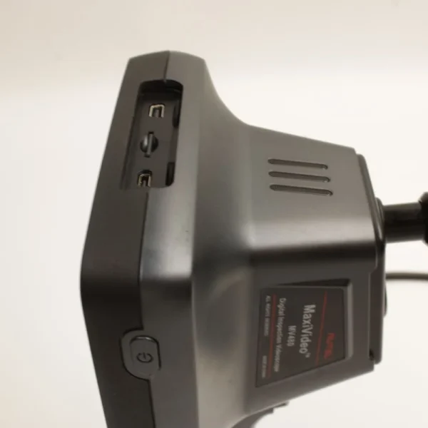 منفذا Micro-USB وفتحة بطاقة الذاكرة الجانبية في جهاز Autel MV480